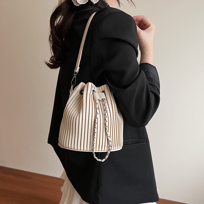 Cross-border niche design pleated drawstring bucket bag for women 2025 new summer Korean-style fashionable and versatile single-shoulder crossbody bag details Picture