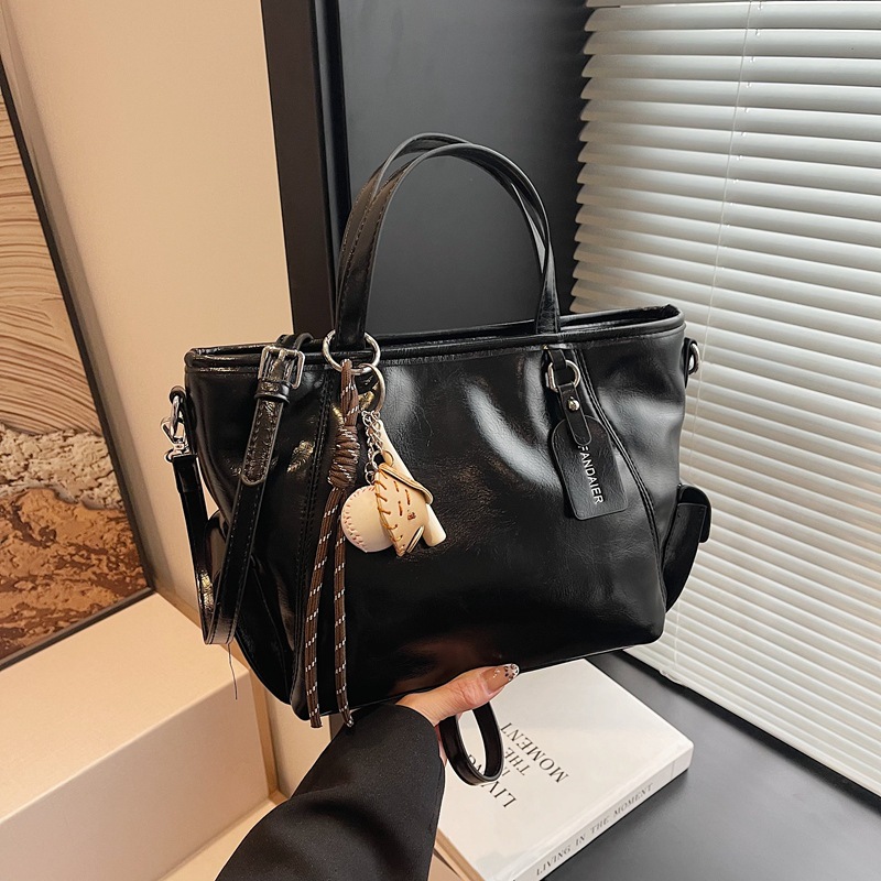 High-end texture Maillard hand-held bag for women, 2024 new retro crossbody single-shoulder bag, large-capacity tote bag Application Scenario