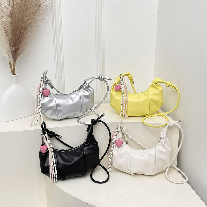 High-end new crescent-shaped bag, retro women's bag, trendy crossbody dumpling bag, cross-border casual and versatile single-shoulder bag Application Scenario