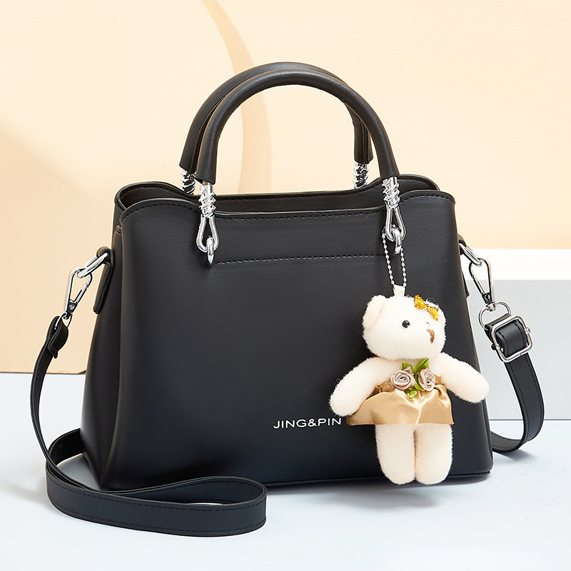 This 2024 new style of fashionable handbag is a trendy and elegant Korean-style single-shoulder lady's bag and a stylish bear crossbody bag Application Scenario