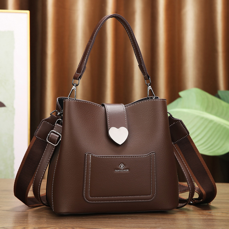 A retro and high-end handbag, a new winter fashion and versatile bucket bag for women in 2025, a niche and simple crossbody bag full figure