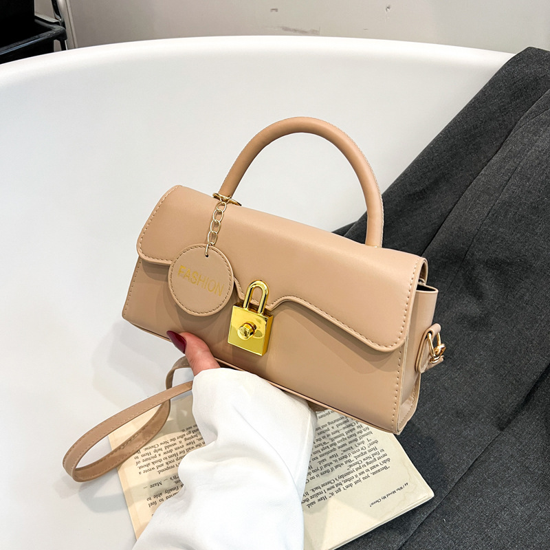 The new summer 2025 stylish and retro single-shoulder bag, a casual and fashionable crossbody bag, and a casual and retro small square underarm bag full figure