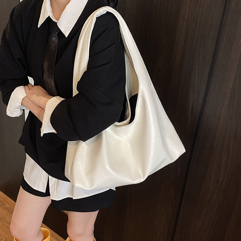 Retro commuting large-capacity underarm bag for women 2025 new style, high-end soft leather single-shoulder bag, simple and versatile bucket bag Application Scenario