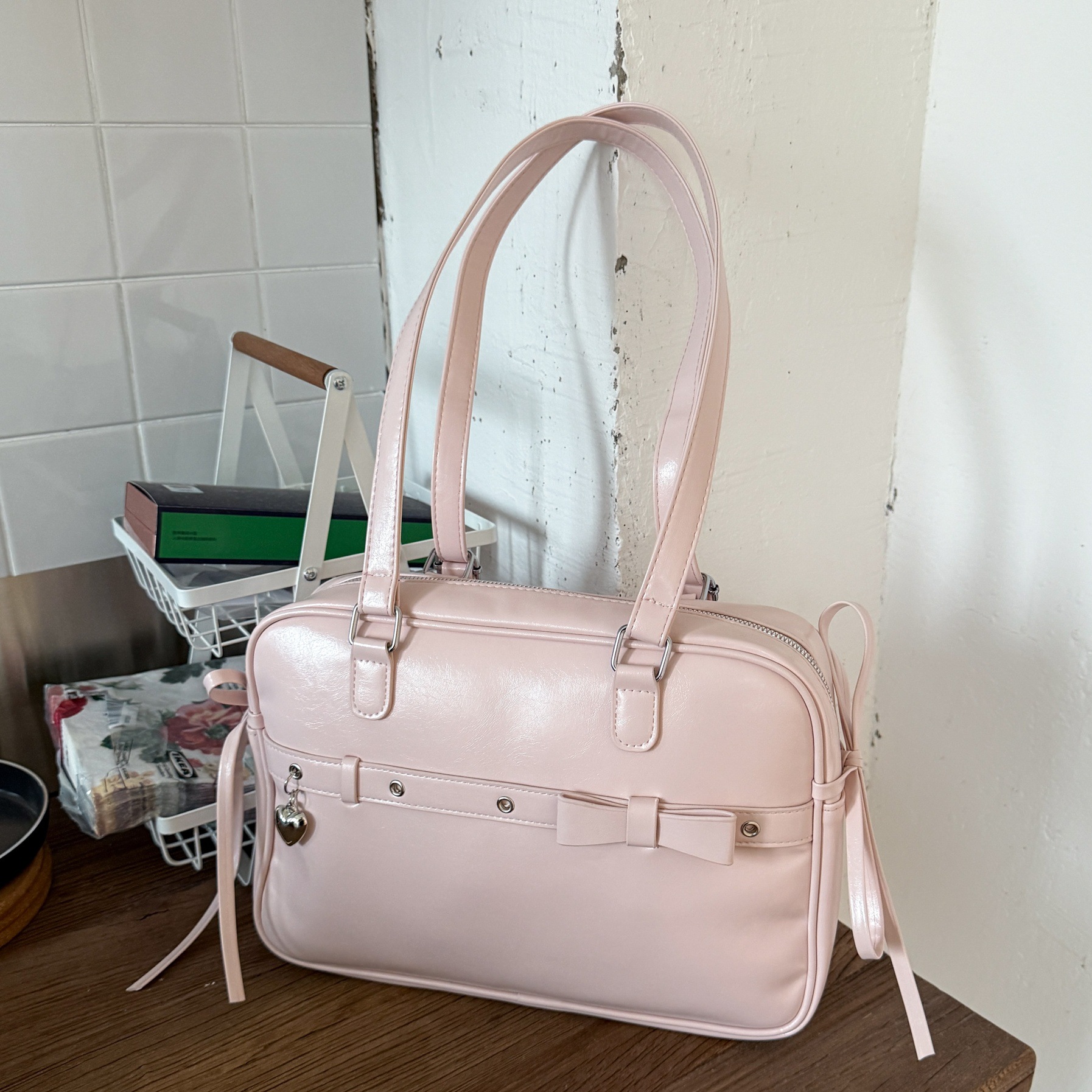 High-end motorcycle-style backpack for women, 2025 new fashionable and niche design handbag, large-capacity single-shoulder bag full figure