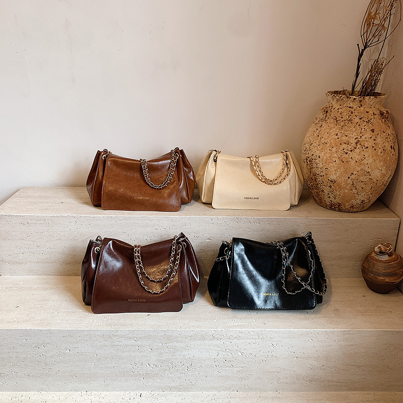 This year's popular bag is a versatile and retro single-shoulder 2024 new Korean-style fashionable crossbody bag with a large capacity for commuting Application Scenario