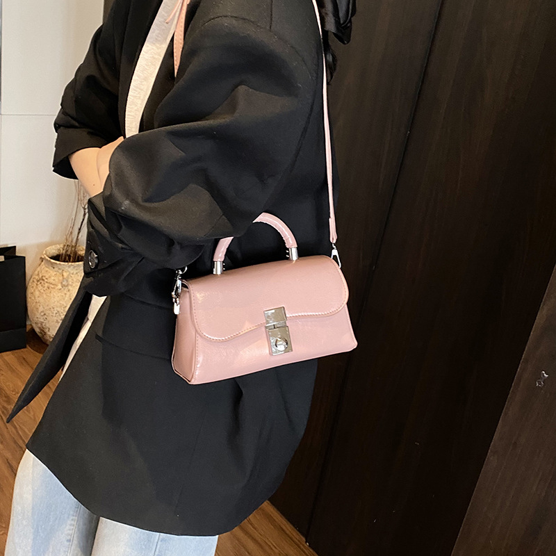 The 2025 new simple and versatile hand-held small square bag is a fashionable commuting single-shoulder bag for women and a casual crossbody bag for daily use details Picture