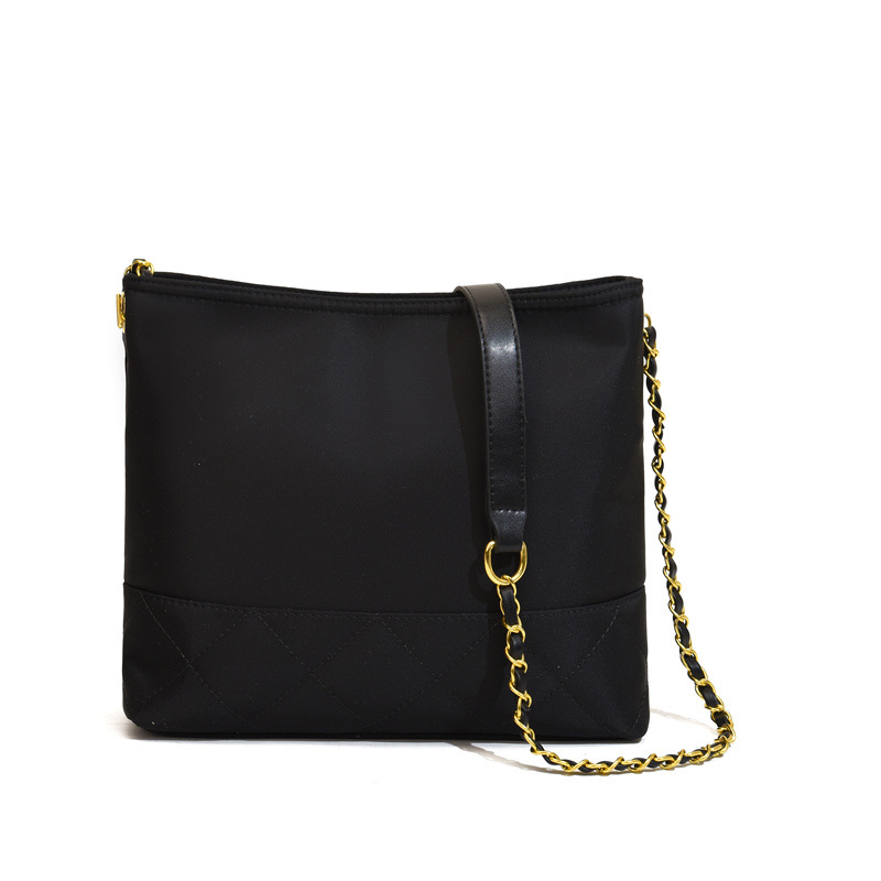 The 2025 new Chanel-style chain bag is a trendy bestseller for women. It features a large-capacity diamond-shaped waterproof and fashionable single-shoulder crossbody bag Item Picture