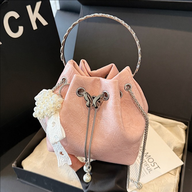 A niche design drawstring hand-held bucket bag for women, a new fashionable and stylish chain commuting single-shoulder crossbody bag for summer 2025 full figure