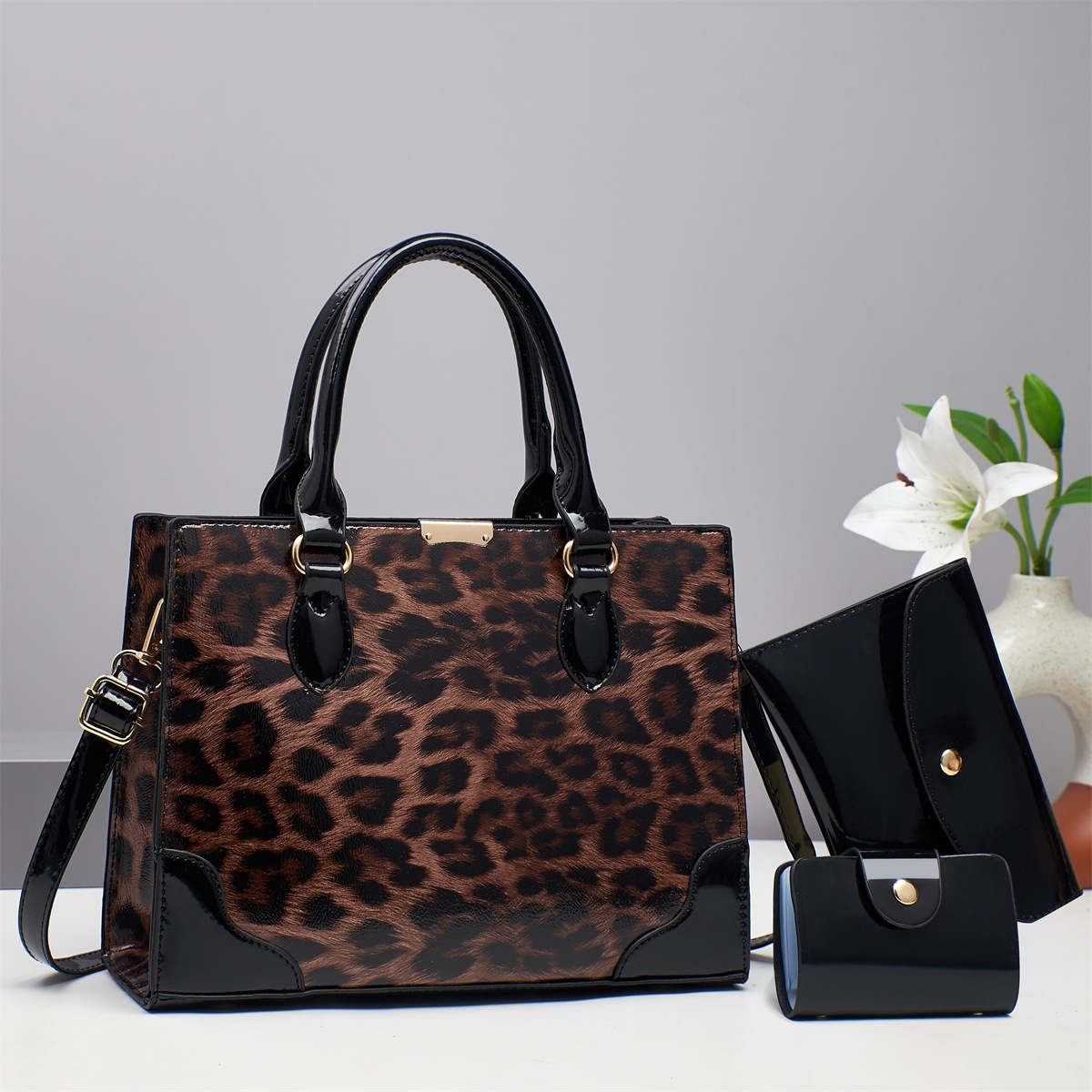 A new set of high-end women's bags, a light luxury and niche leopard print crossbody bag with a large capacity for commuting full figure