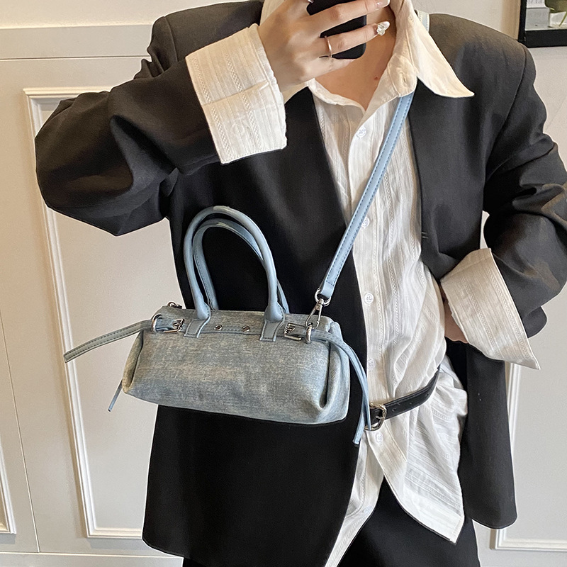 New Spring/Summer 2025 fashionable and casual hand-held baguette bag for women, Korean style, elegant and high-end, trendy single-shoulder crossbody bag Application Scenario