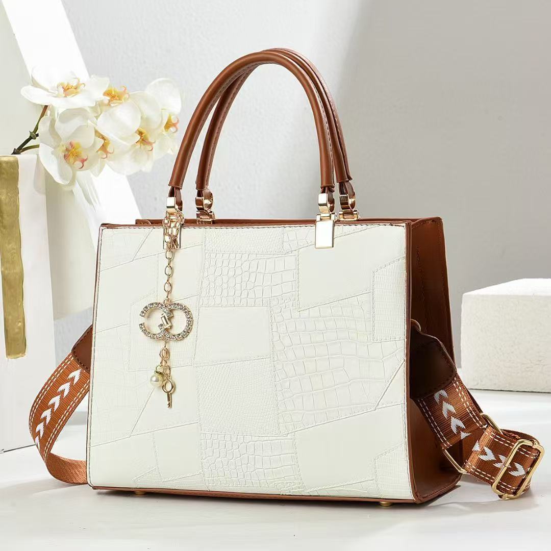 bags, a trendy wide-shoulder strap single-shoulder bag for Spring/Summer 2025, is a retro and versatile crossbody handbag details Picture