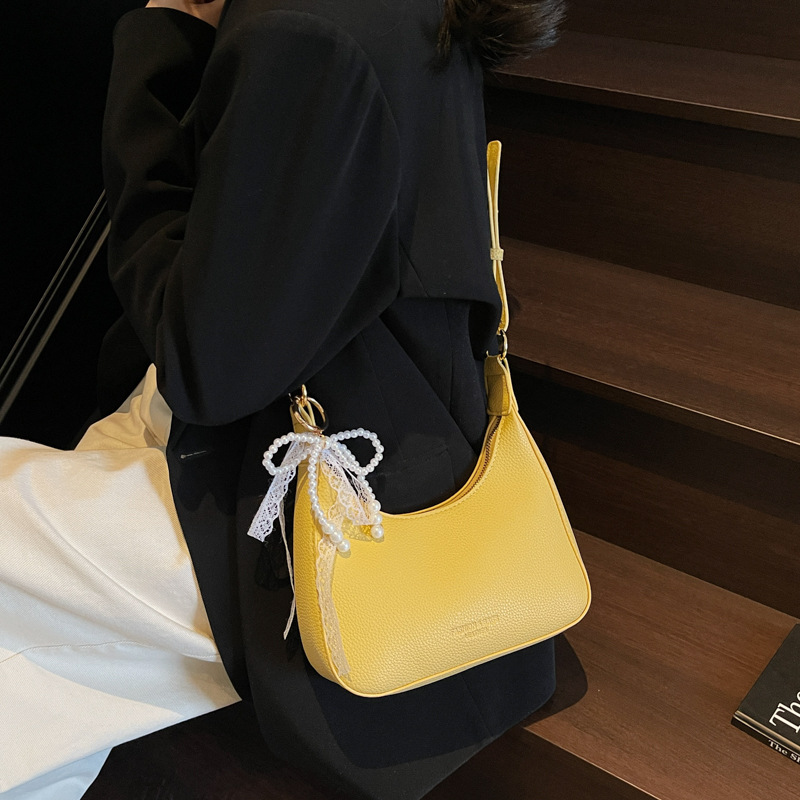 The 2025 new stylish solid color simple underarm bag for women, Korean style, trendy and versatile crossbody bag, fashionable and light luxury single-shoulder bag details Picture