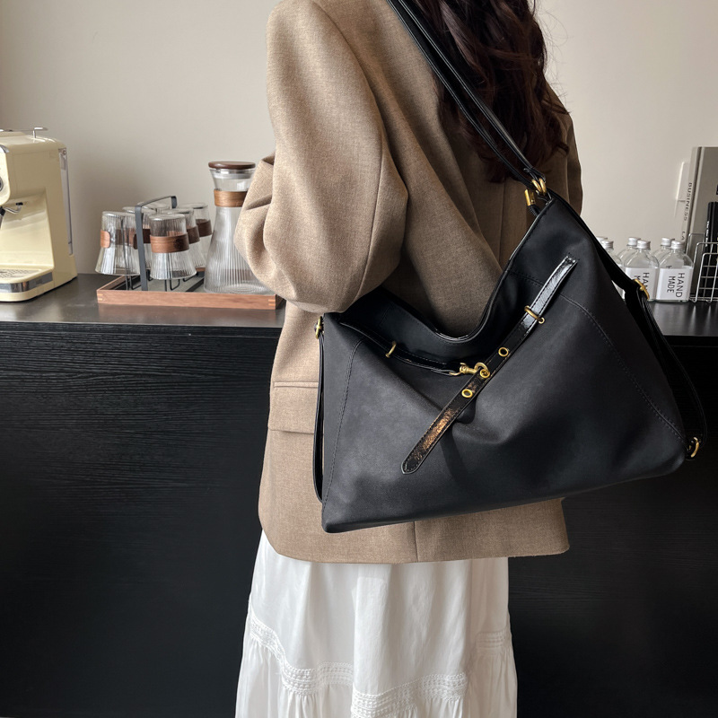 A new large-capacity Korean-style single-shoulder bag for women, a fashionable and casual commuting bag with a niche design, and a versatile crossbody bag for students Application Scenario
