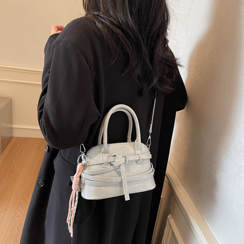 Fashionable and stylish small handbag for women 2024 new style, simple and stylish single-shoulder bag, personalized commuting crossbody bag Application Scenario