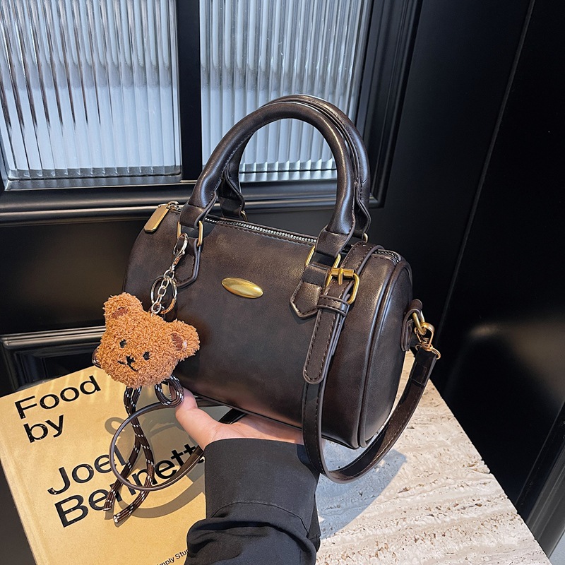 This year, Boston bags are popular. The 2024 new retro crossbody bag for women and the casual hand-held pillow bag for women are all in fashion details Picture