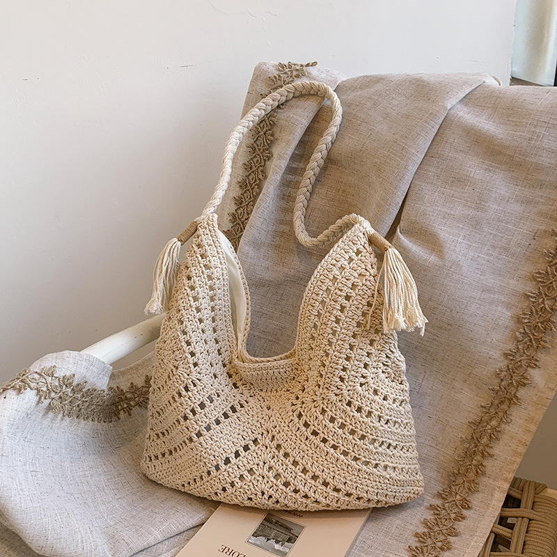 Retro large-capacity vacation single-shoulder beach straw woven bag, Bohemian-style woven women's bag 2025, seaside cutout bag Application Scenario