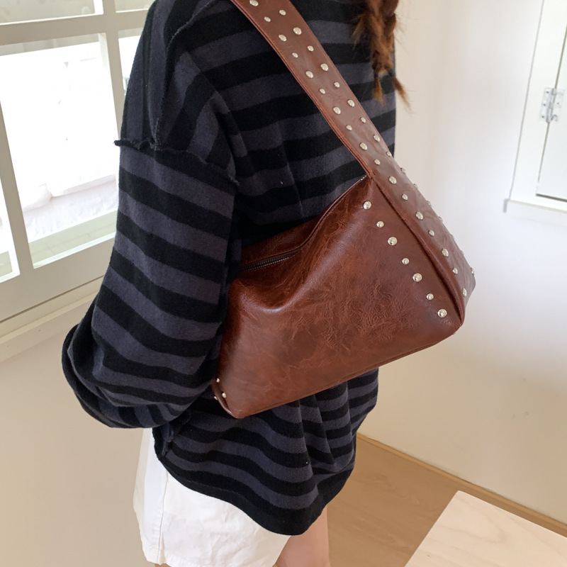 Cross-border Korean-style trendy and simple motorcycle-style underarm bag for women, a new retro and versatile commuting single-shoulder bag for summer 2025 Application Scenario