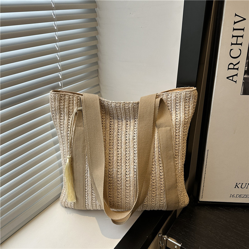 Summer new hollowed-out commuter bag 2025, large-capacity straw woven beach bag, Korean style, trendy and stylish, single-shoulder armpit bag full figure