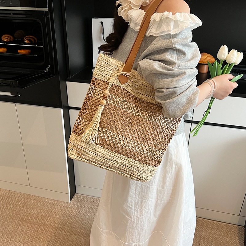 2025 New checkered trendy hand-held bucket bag, seaside vacation hollowed-out straw weaving bag, large-capacity beach single-shoulder bag Specification drawing
