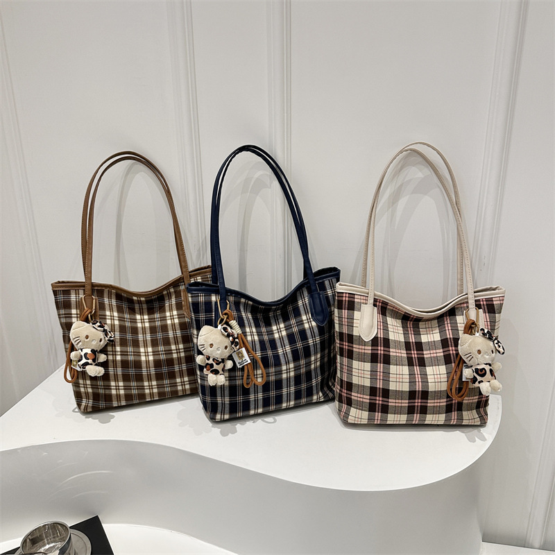 A large-capacity women's 2024 new autumn checkered stylish single-shoulder bag with a niche design and elegant commuting tote bag Application Scenario