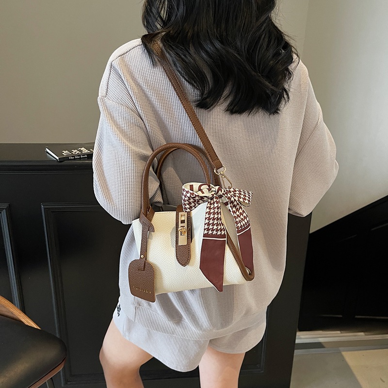 2025 New retro, light luxury, simple and large-capacity hand-held bucket bag for women, high-end texture, single-shoulder crossbody bag for mother and child details Picture