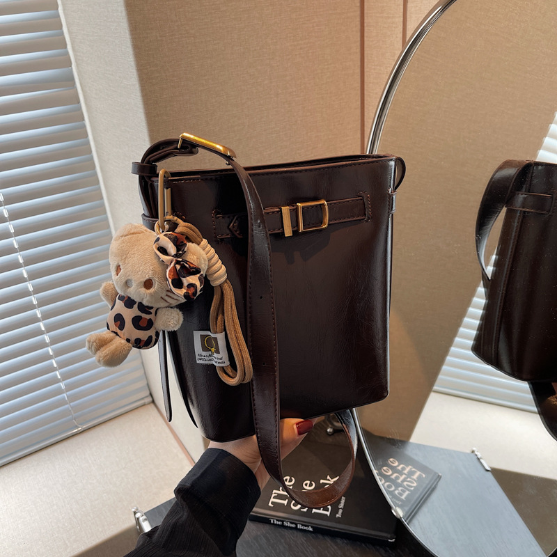 Fashionable and trendy hand-held bucket bag for women, 2024 new style simple and casual single-shoulder bag, Korean version niche design crossbody bag details Picture