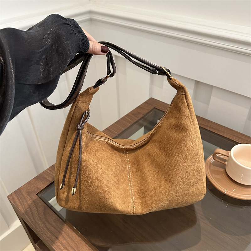 This year's popular casual small bag for women, the new 2024 autumn collection of large-capacity single-shoulder bag and versatile bucket crossbody bag full figure