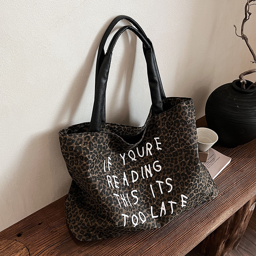 Sweet and cool leopard print large bag for women 2024 new large-capacity fashionable single-shoulder tote bag for commuting, school and shopping full figure