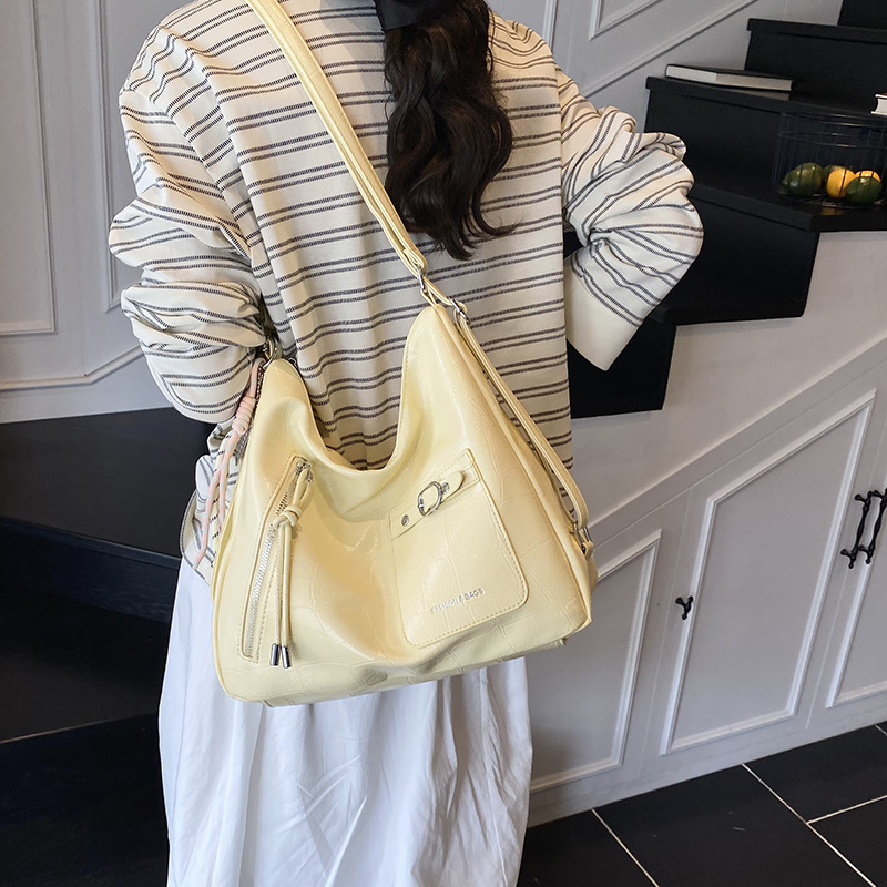 Large-capacity women's 2025 new retro and trendy niche backpack for work and commuting, a relaxed single-shoulder bag Application Scenario