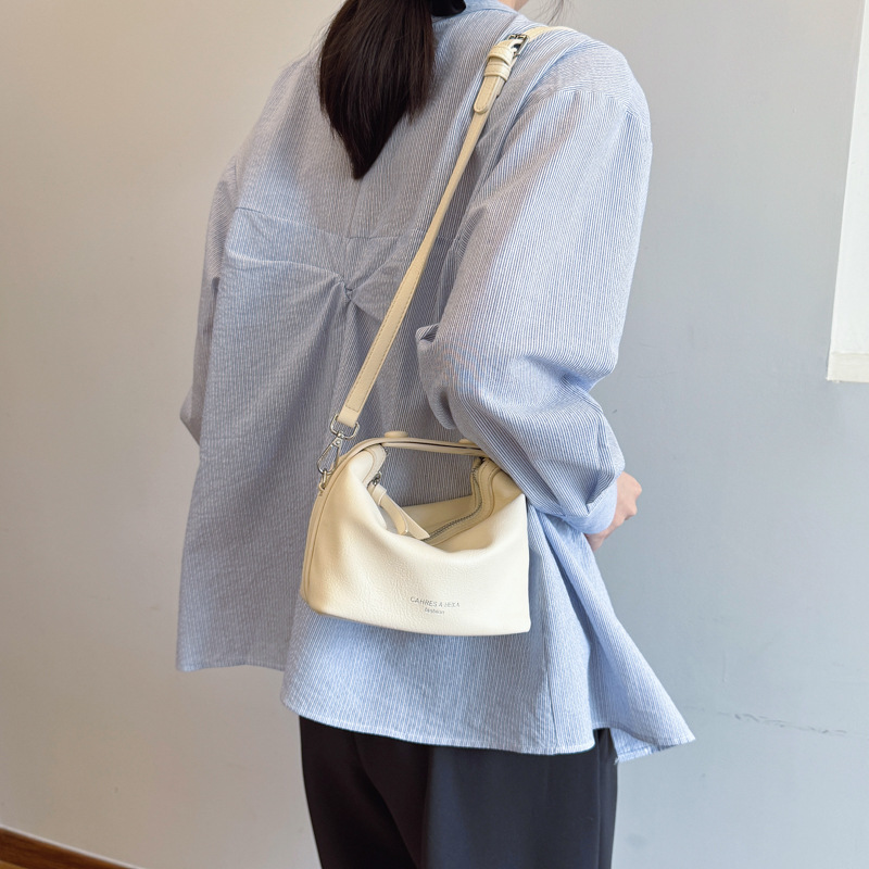 New Spring/Summer 2025 Korean-style exquisite solid color handbag for women, with a high-end texture, simple and versatile, single-shoulder crossbody bag details Picture