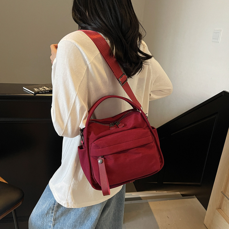 2025 New simple, lightweight, casual, fashionable and versatile handbag for women, solid color commuting multi-pocket single-shoulder crossbody bag details Picture