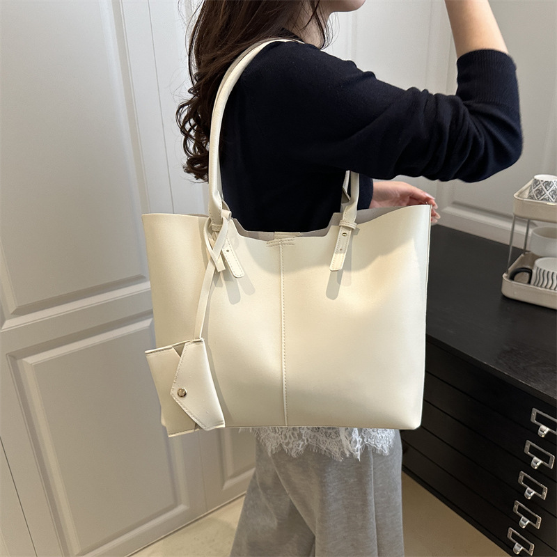 Large-capacity women's 2025 new commuter bag, niche and simple tote bag, retro shoulder bag, women's underarm bag details Picture