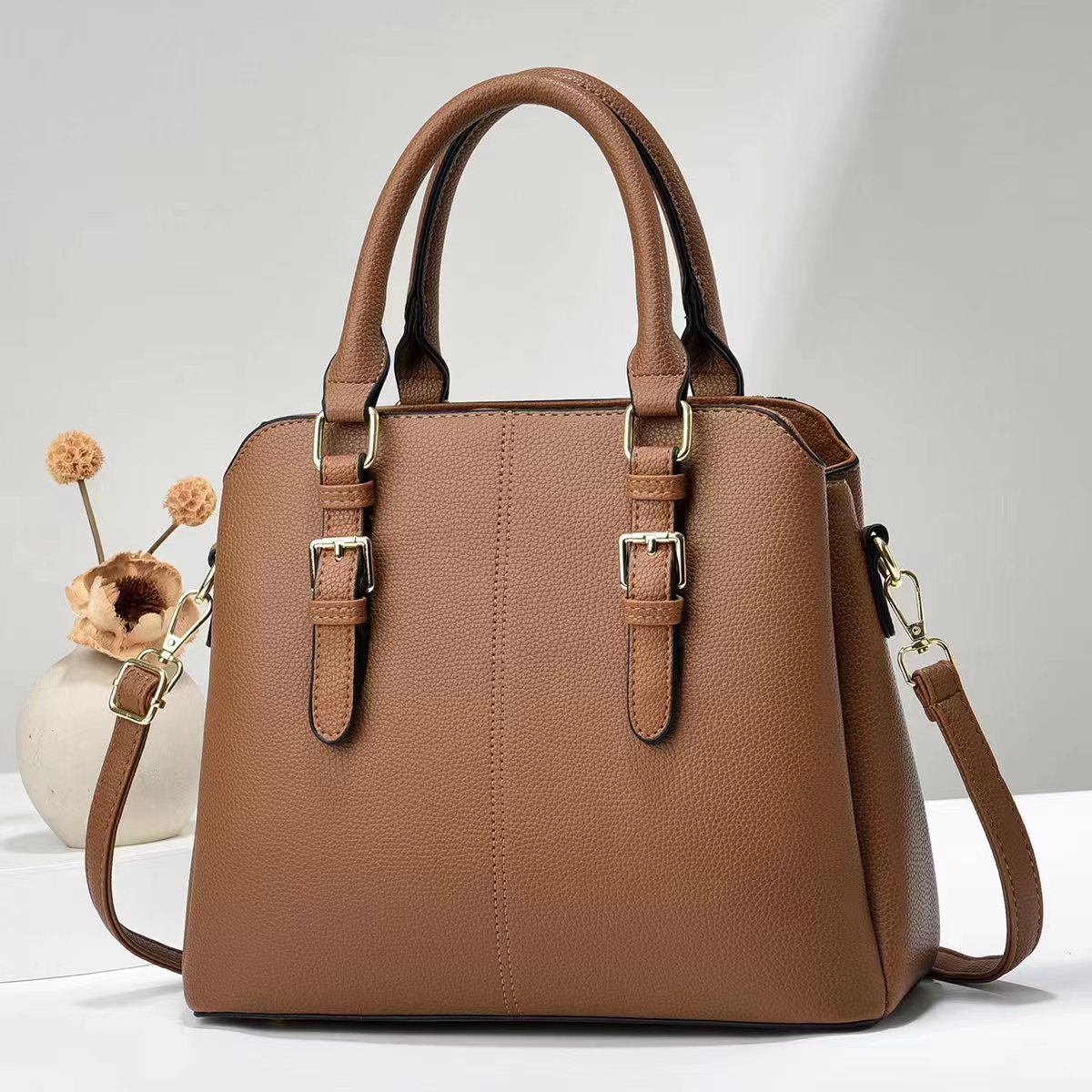 The 2023 new fashion single-shoulder bag, large-capacity tote bag, commuter three-layer handbag, and ladies' large bag Specification drawing