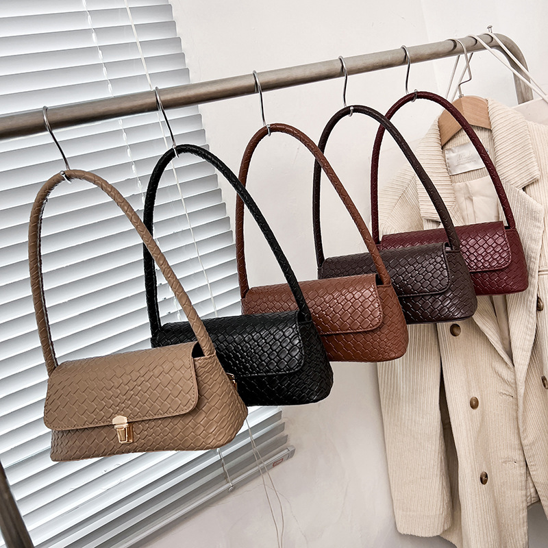 2025 Retro woven pattern new style, simple texture, large capacity lock, fashionable and casual crossbody single-shoulder small square bag Application Scenario