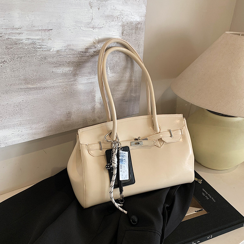 A simple Korean-style large-capacity bag for women, a new 2025 single-shoulder underarm bag, a high-end and stylish portable commuting briefcase Application Scenario