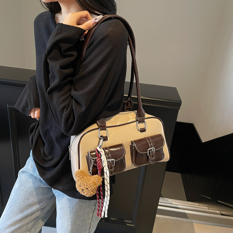 High-end Boston bag for women, large capacity 2025 new Spring and summer casual niche single-shoulder armpit pillow bag Application Scenario