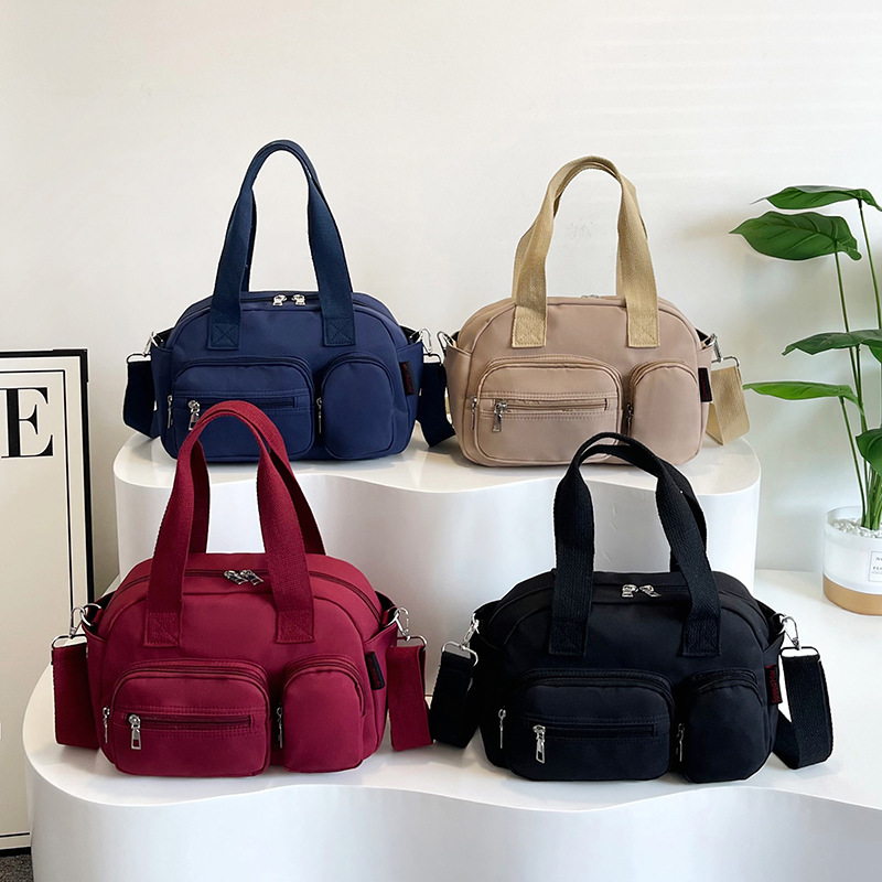 A large-capacity dry-wet separated single-shoulder bag for commuting and leisure, with a stylish and stylish look when going out Application Scenario