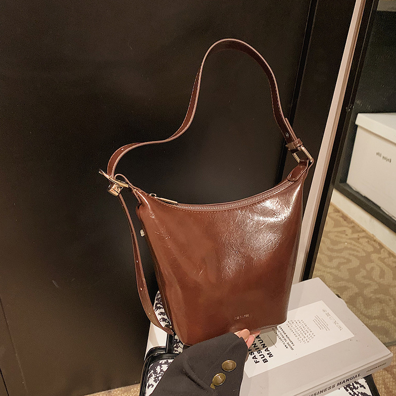 A high-end retro oil wax leather niche design bag for women, a new 2025 trendy and versatile crossbody bag, single-shoulder underarm bag full figure