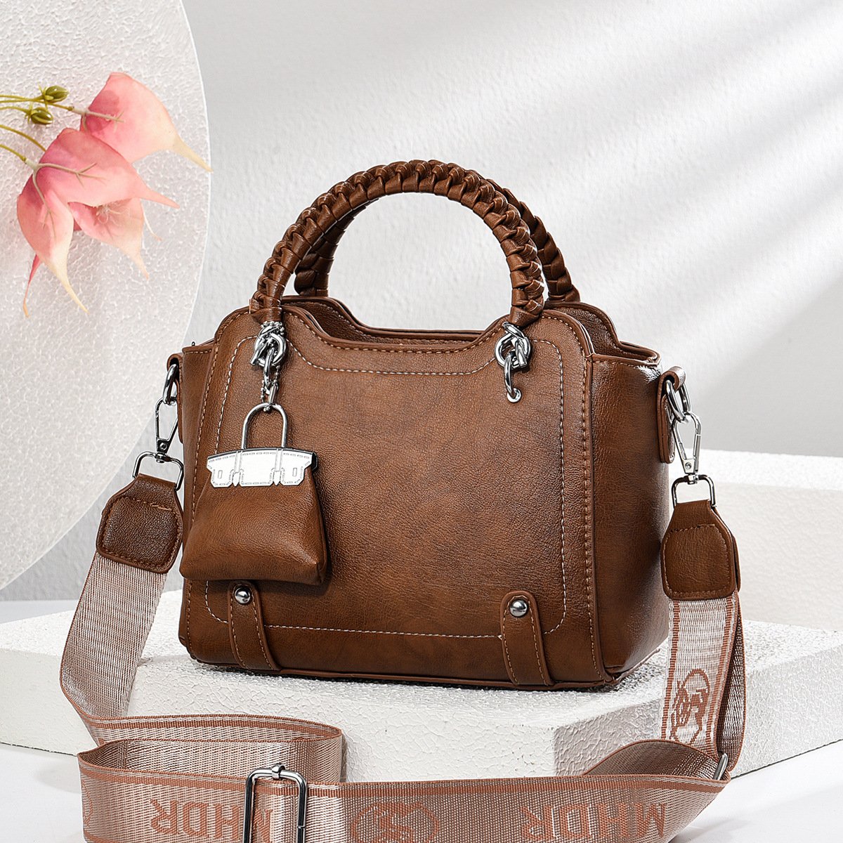 European and American retro 2025 new style women's bag, simple oil-wax leather solid color small square bag, versatile handbag, single-shoulder crossbody bag Specification drawing