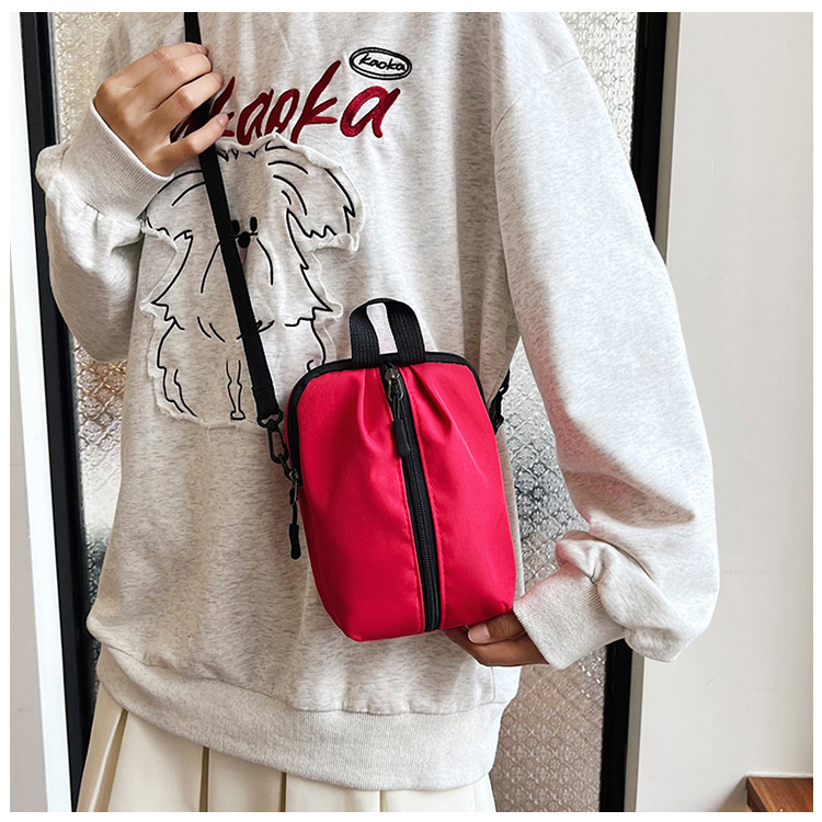 Fashionable and casual solid-color phone bag 2024 New simple and versatile crossbody small bag, popular for strolling and shopping mini bag for girls full figure