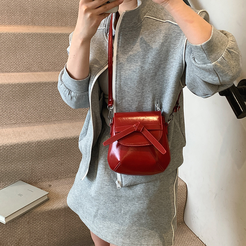 High-end hand-held small square bag for women, new Spring/Summer 2025, niche, fashionable and simple single-shoulder bag, trendy crossbody mobile phone bag Application Scenario