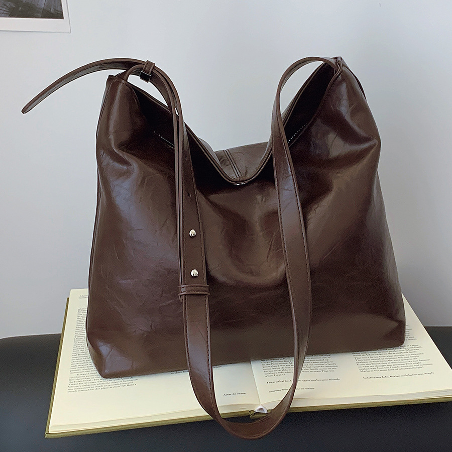 Korean trendy and fashionable large-capacity women's underarm bag, high-end and niche design, soft leather commuting simple tote bag full figure