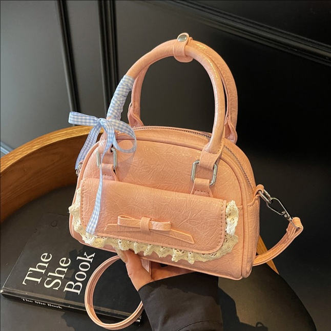 A simple and stylish small square bag for women, a new 2025 trendy handbag, a niche and versatile single-shoulder bag, a Korean-style fashionable crossbody bag full figure