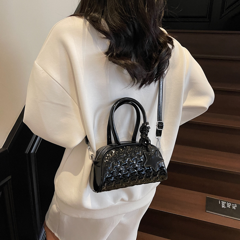 A niche hand-held bowling bag for women, a new style of fashionable embroidered thread hand-held small square bag, a versatile single-shoulder crossbody bag Specification drawing