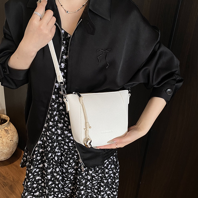 The 2025 new high-end quality Korean-style simple and casual bucket bag for women, fashionable and quality commuting single-shoulder crossbody bag for women details Picture