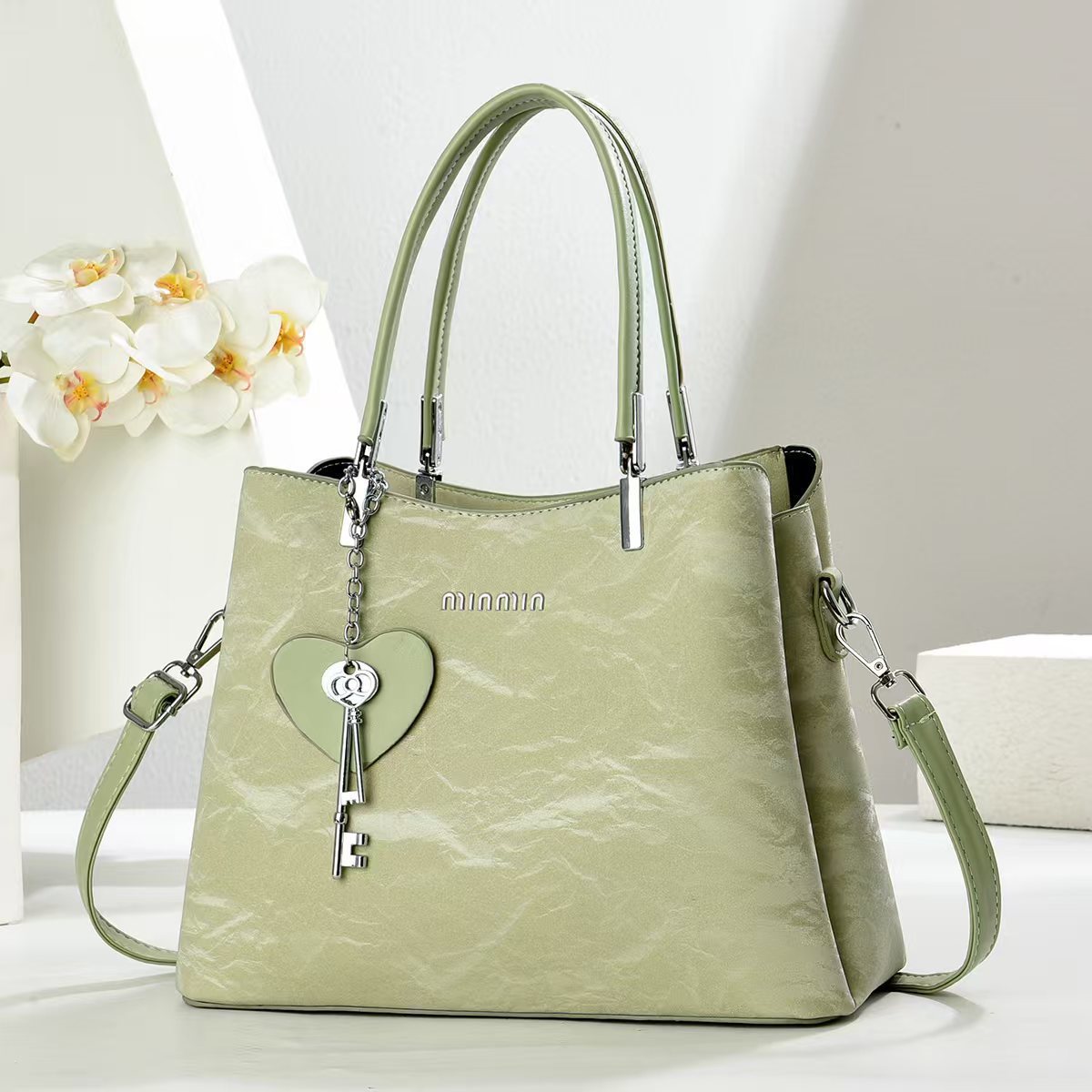 A new 2025 traditional Chinese style women's bag, a fashionable commuting bag, and a grand single-shoulder crossbody bag Specification drawing