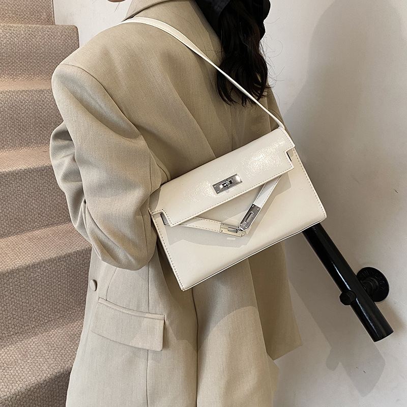 Simple and elegant underarm bag, retro Korean Kelly bag for women, 2025 new style, versatile single-shoulder crossbody bag for commuting Application Scenario