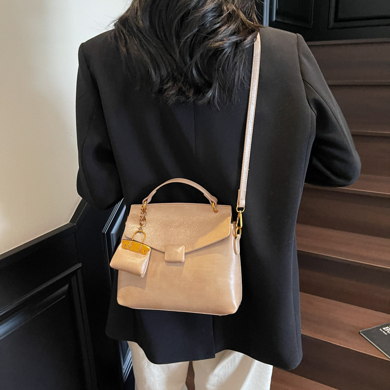 The 2025 new versatile solid color simple large-capacity hand-held small square bag is a fashionable, trendy and stylish single-shoulder crossbody bag for women Application Scenario