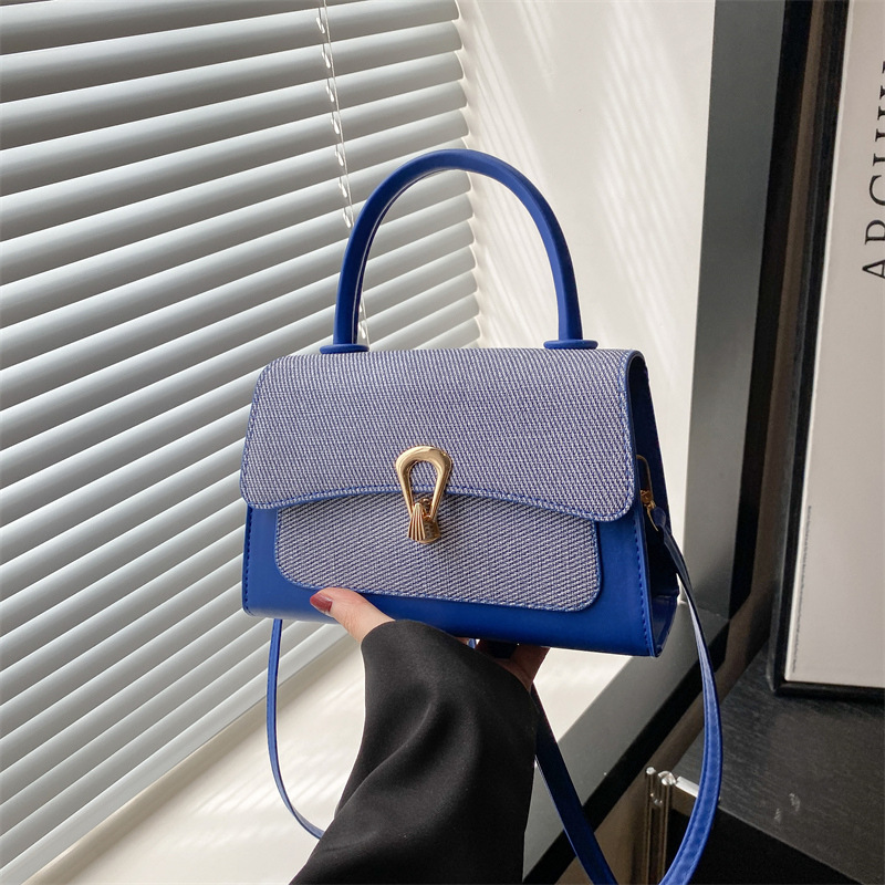 The new Korean version of the women's single-shoulder bag features a unique design and a high-end underarm bag. It is a niche and fashionable hand-held small square bag for women full figure