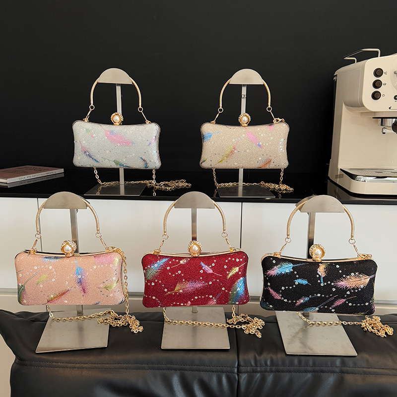 2025 New fashion chain hand-held banquet bag, single-shoulder crossbody dinner bag, high-quality hand-held feather flap bag Application Scenario